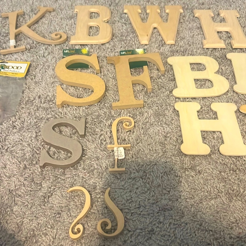 Bundle of mixed wooden letters, 4 letters already painted and 1 cardboard letter - Picture 2 of 6